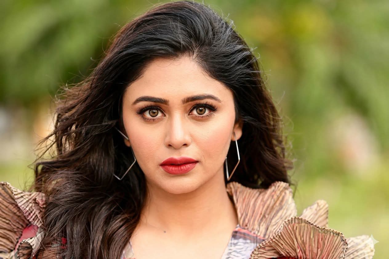 আজ চলচ্চিত্র নির্মাতা ও অভিনেত্রী ঋতাভরী চক্রবর্তীর শুভ জন্মদিন